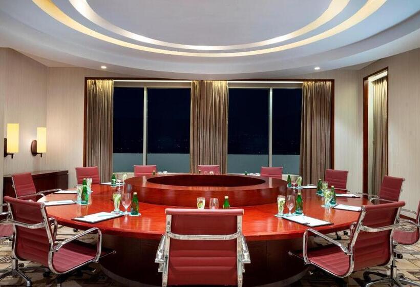 Club Room King Bed, Le Méridien Dhaka