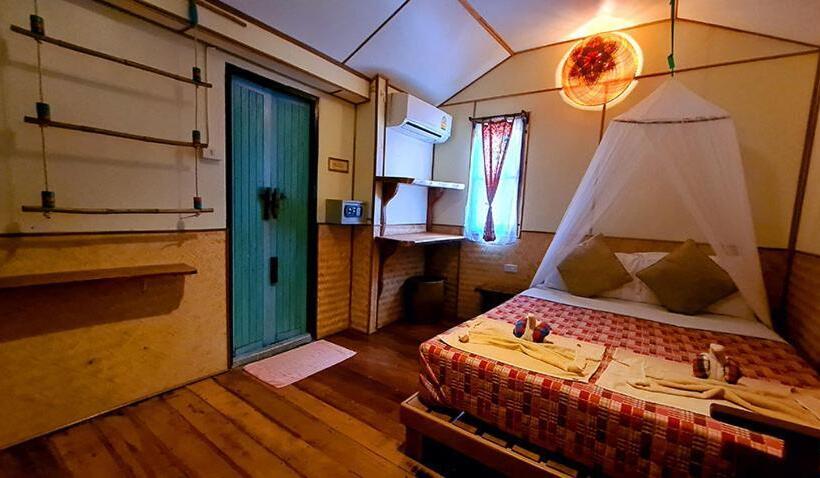 스탠다드 방갈로, Longtail Beach Resort