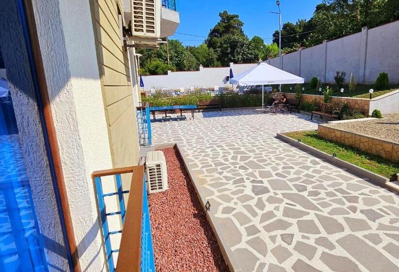 اتاق استاندارد با چشم‌انداز باغ, Sierra Hotel Tbilisi