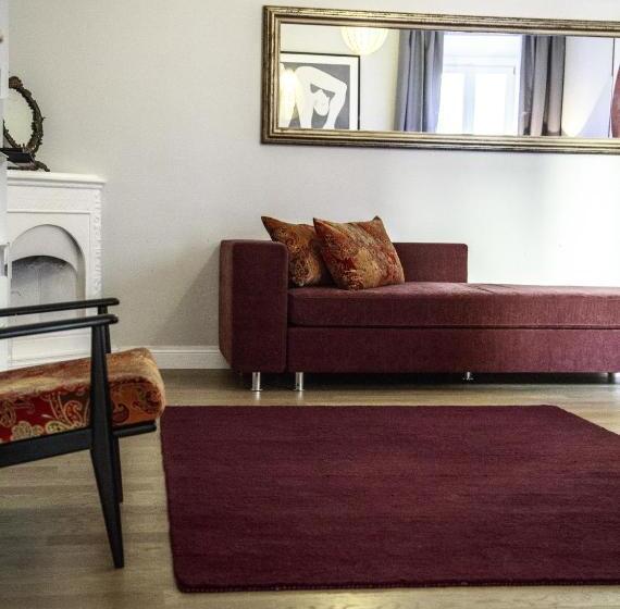 اتاق لوکس سه تخته, The Independent Suites