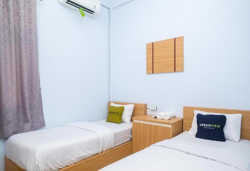Номер Superior, Urbanview Syariah Wisma Nabil Solo