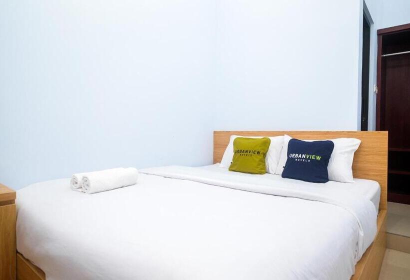 Номер Deluxe, Urbanview Syariah Wisma Nabil Solo
