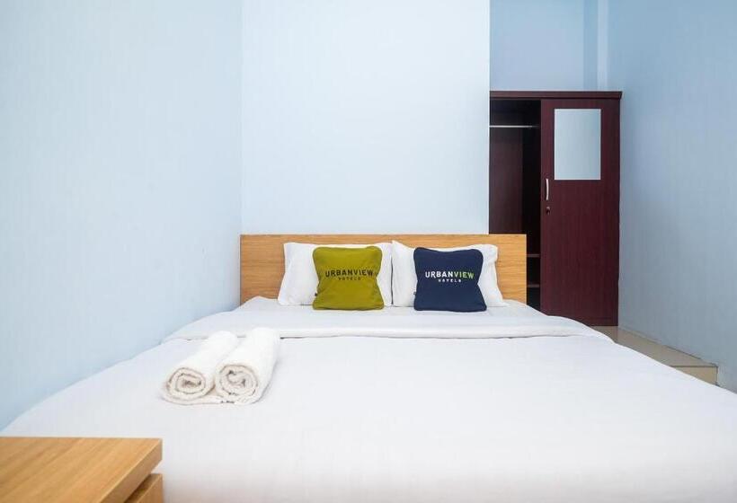 Номер Deluxe, Urbanview Syariah Wisma Nabil Solo