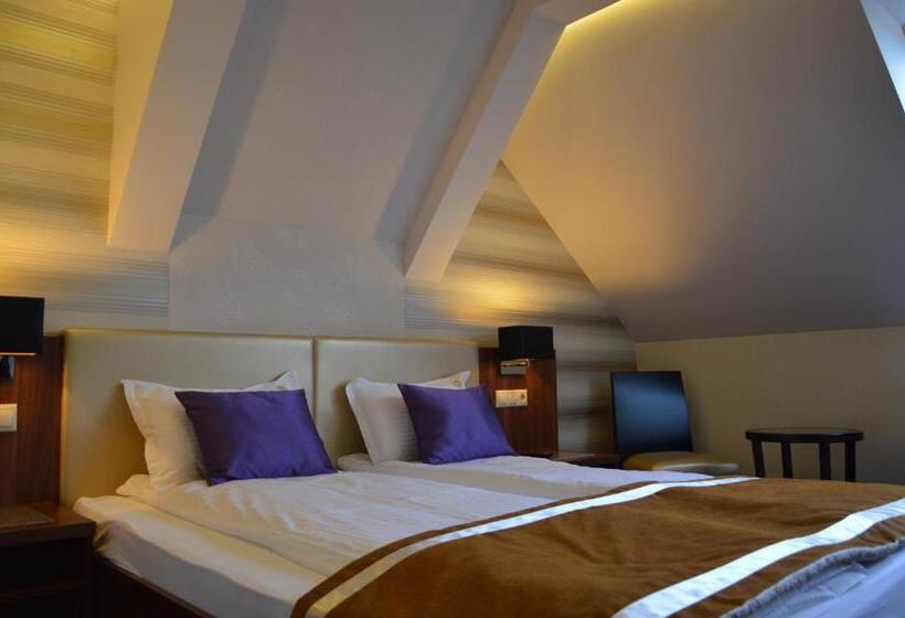 Номер Стандарт Трехместный, Grand Hotel Glorius Makó