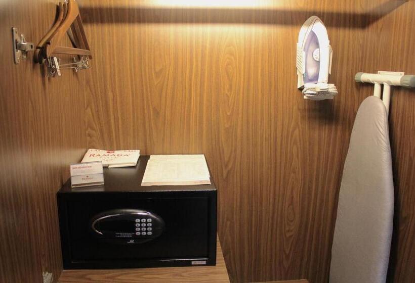 Номер Стандарт Кровать Кинг Адаптированный для Инвалидов, Saura Hotel, Agra   A Club Mahindra Associate