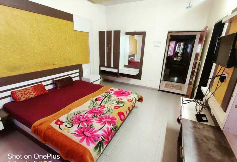 Трехместный Номер Классика, Pop Hotel Sudarshan