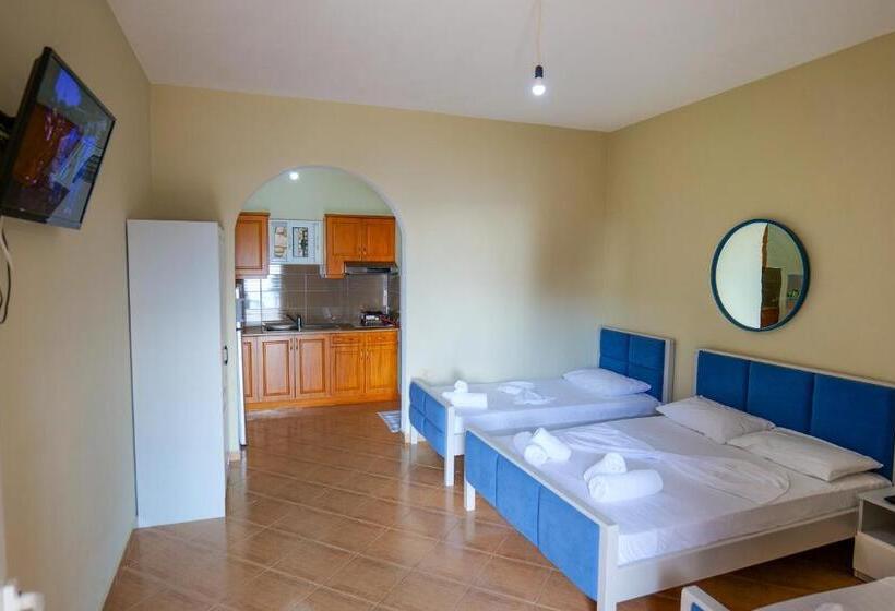 اتاق استاندارد چهارنفره با بالکن, Kalemi Apartments
