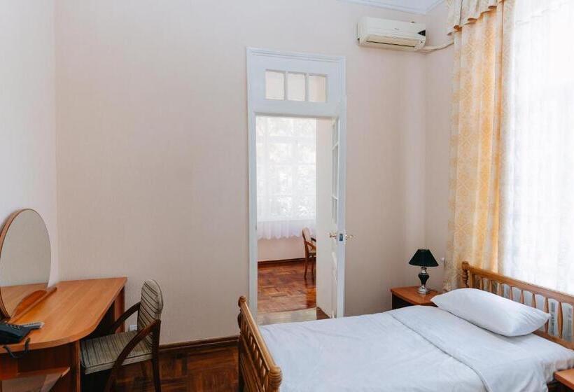 패밀리 룸, Lion B&b