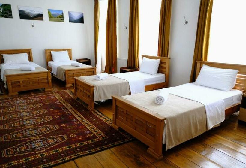 تختخواب در اتاق مشترک, Nazy S Guest House