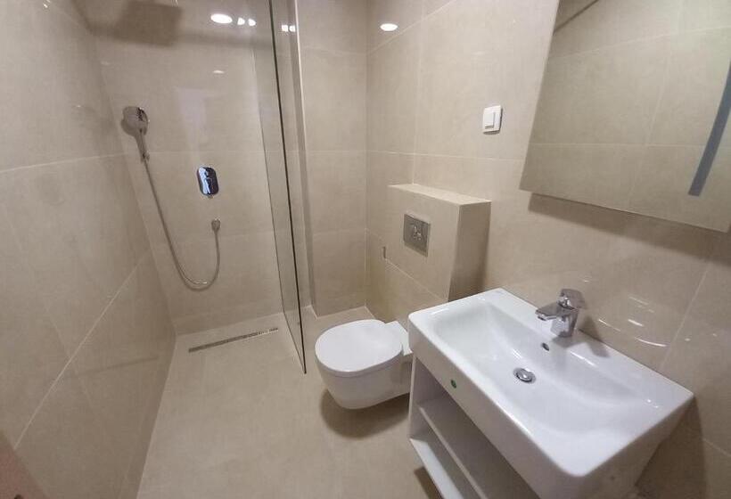 استودیوی لوکس, Solaris Apartments