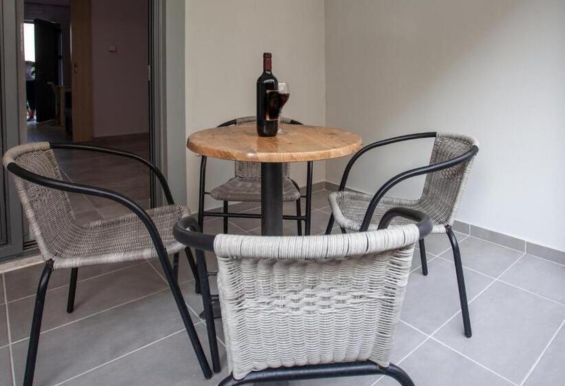 سوییت جونیور لوکس, Gold Apartments