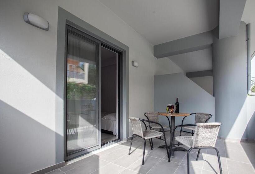 سوییت جونیور لوکس, Gold Apartments