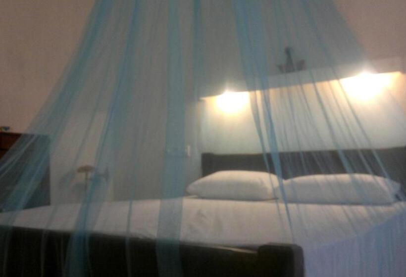 Quarto Economy, Peacock Wings Guest