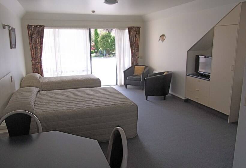 Escritório Estándar, Avalon Manor Motel