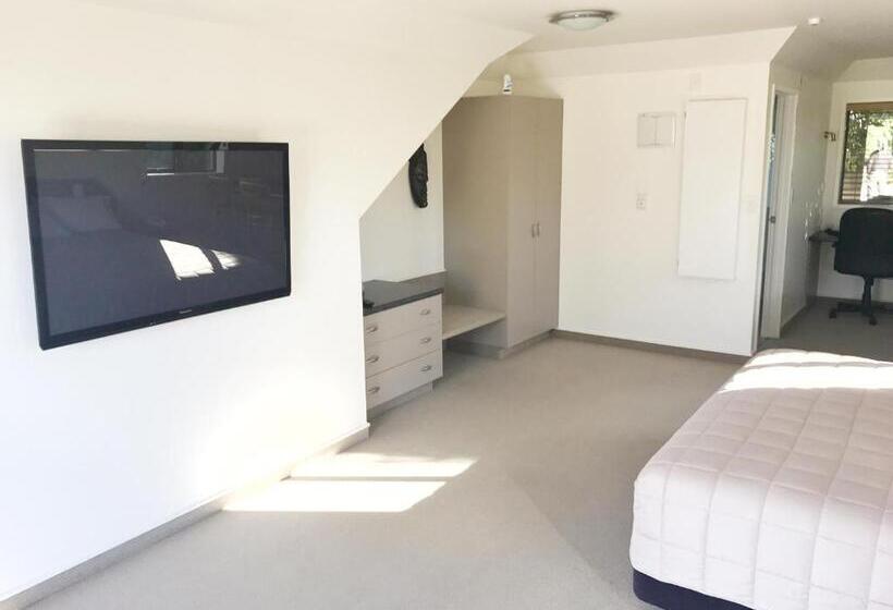 Escritório Estándar, Avalon Manor Motel