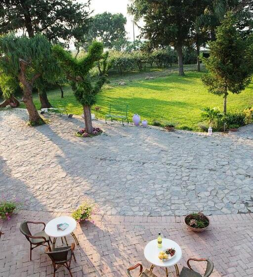 اتاق خانوادگی با چشم‌انداز باغ, B&b La Chora Di Paestum