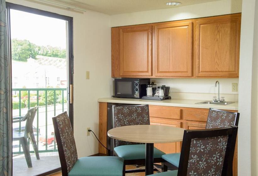 جناح عائلي, Pigeon River Inn