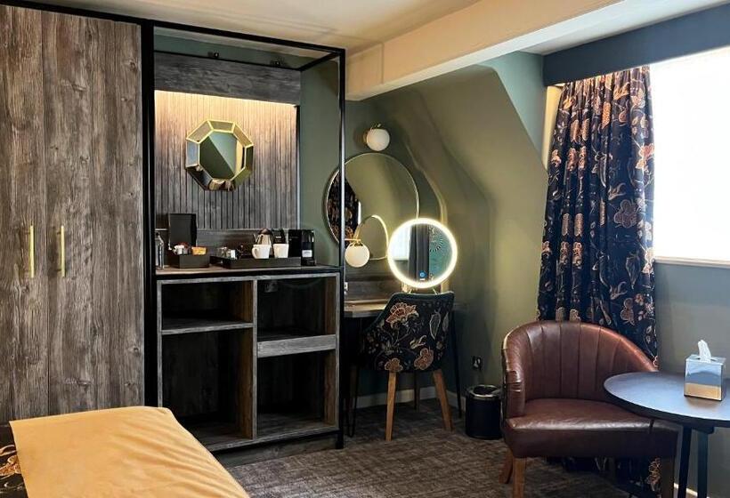 سوییت جونیور, Alderley Edge
