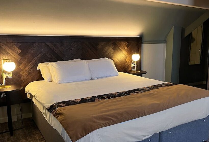 سوییت جونیور, Alderley Edge