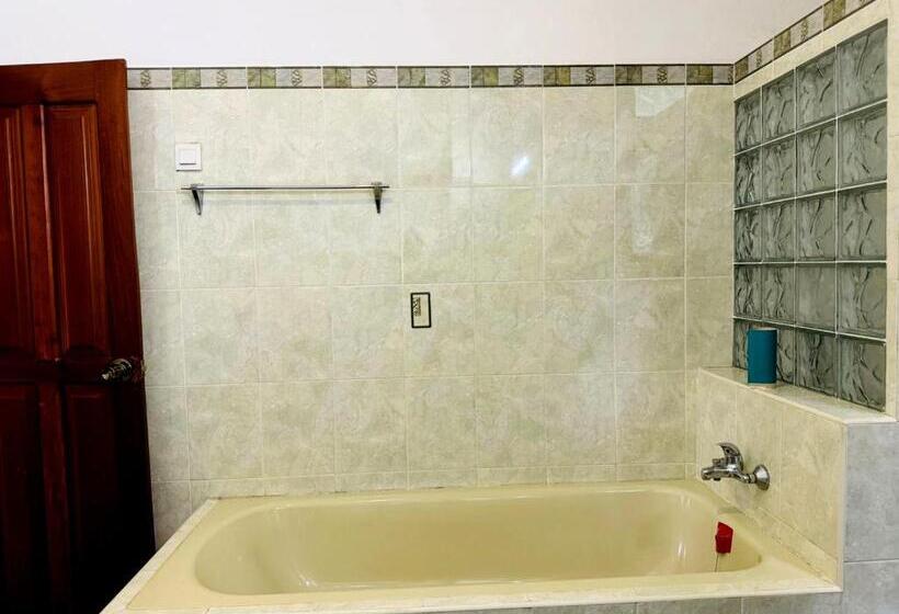 اتاق استاندارد سه نفره, Rivorich Residence Kandy