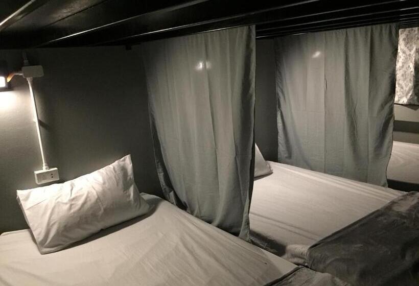 اتاق خانوادگی با تختخواب سفری, Beehive Phuket Oldtown Hostel