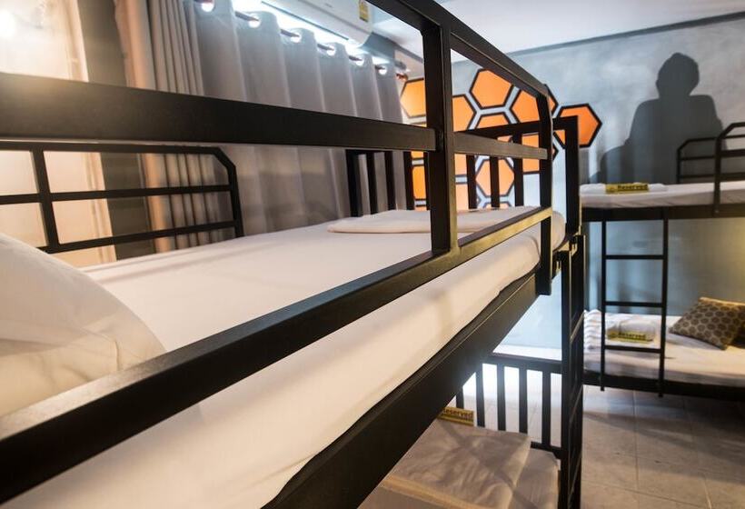 اتاق خانوادگی با تختخواب سفری, Beehive Phuket Oldtown Hostel