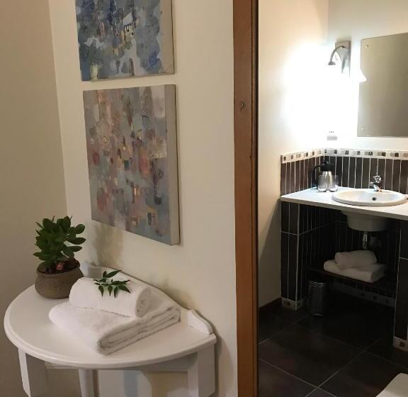 Номер Стандарт Вид на Сад, The Crown Guest House