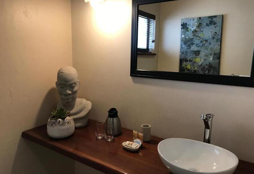Номер Стандарт Вид на Сад, The Crown Guest House