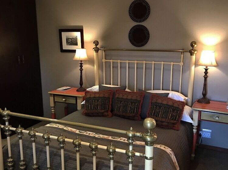 Номер Deluxe, The Crown Guest House