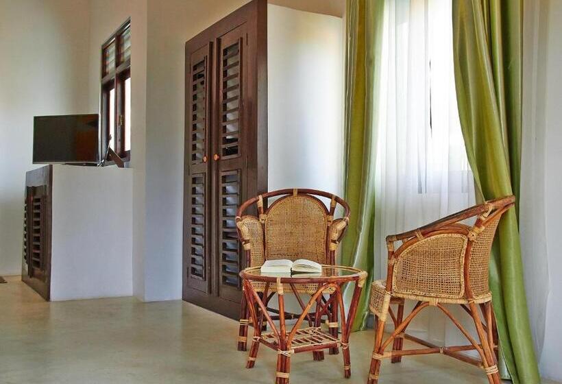 اتاق خانوادگی با چشم‌انداز استخر, Villa Tangalle Lagoon