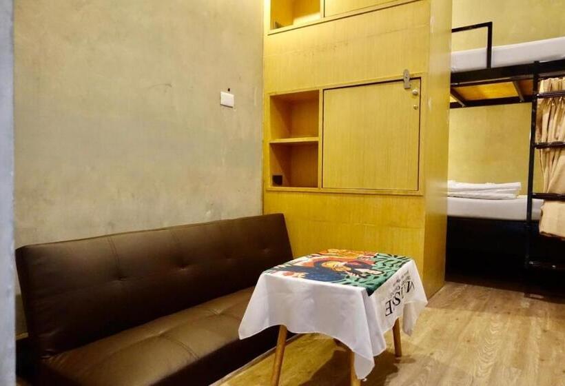 اتاق اکونومی, Cazz Hostel