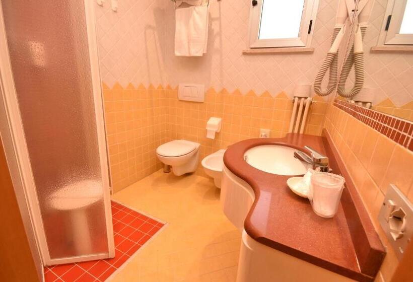 Standard 4-Bettzimmer mit Balkon, Thea