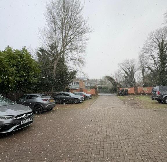 Family Suite, All Seasons Gatwick Guest House & Parking