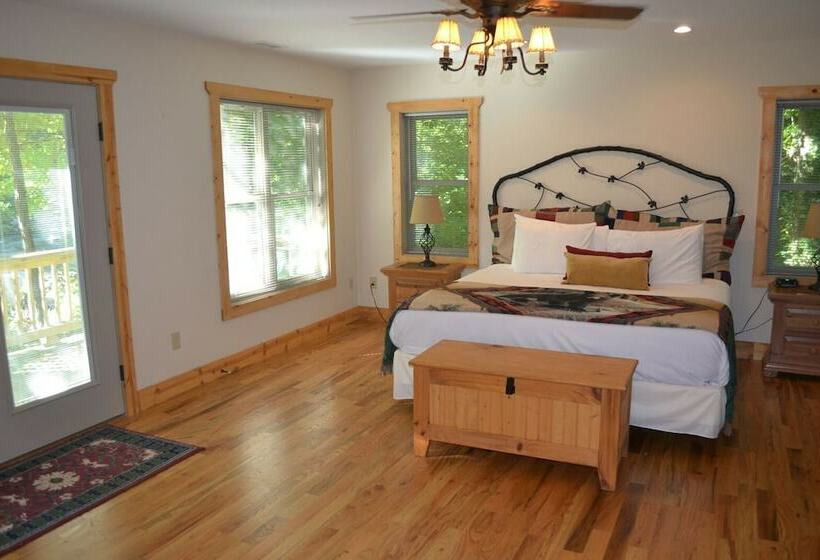 小室, The Esmeralda Inn At Lake Lure