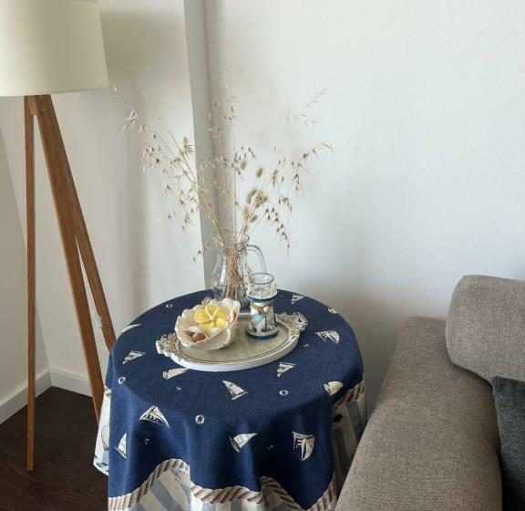 آپارتمان 1 خوابه با بالکن, Blue Brace Apartment