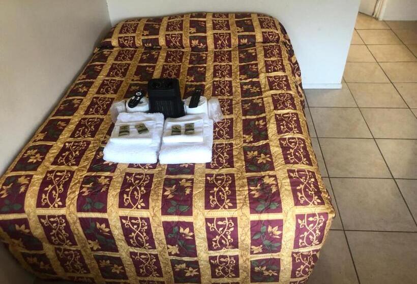 חדר סטנדרד יחיד חדר אמבטיה משותף, Crown Inn & Suites