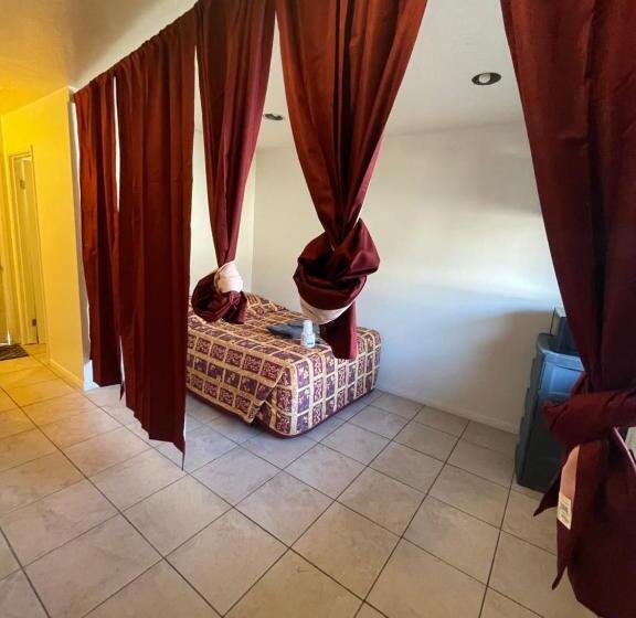 חדר סטנדרד יחיד חדר אמבטיה משותף, Crown Inn & Suites