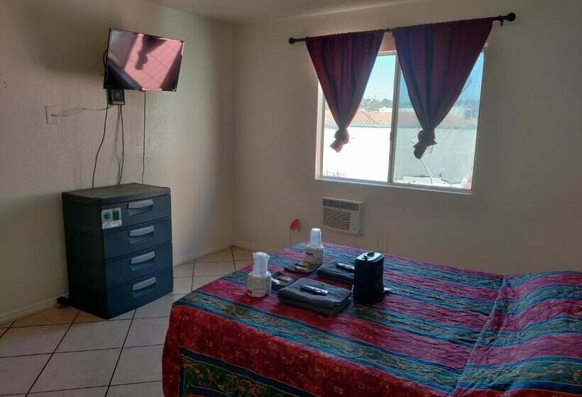 חדר סטנדרט חדר אמבטיה משותף, Crown Inn & Suites