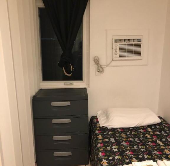 חדר סטנדרט חדר אמבטיה משותף, Crown Inn & Suites