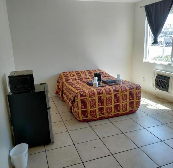 מיטת קינג בסוויטה, Crown Inn & Suites