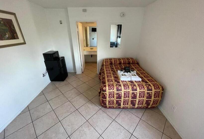 מיטת קינג בסוויטה, Crown Inn & Suites