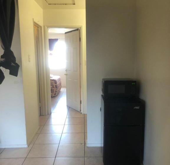 דירת שני חדרים, Crown Inn & Suites