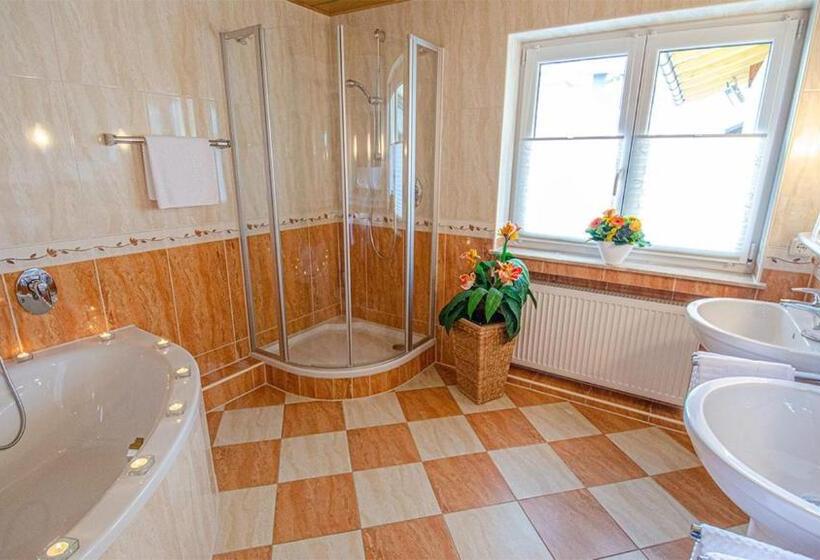 Family Suite, Glas