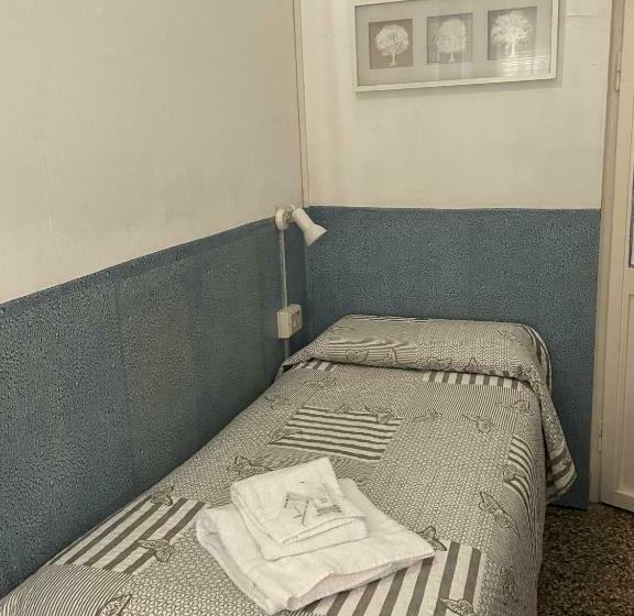 اتاق استاندارد یک تخته با سرویس بهداشتی مشترک, Albergo Novecento