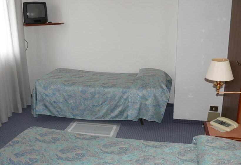 Номер Стандарт Трехместный, Confidence Hotel Europa