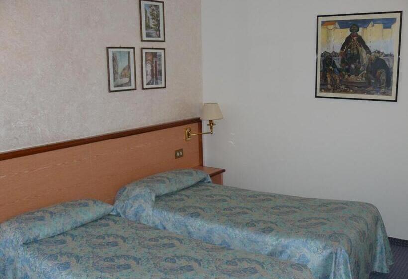 Номер Стандарт Трехместный, Confidence Hotel Europa