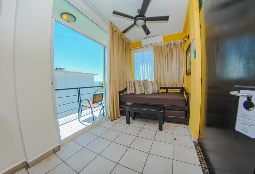 带一个卧室和一个阳台的海景公寓, Suites Nadia Puerto Vallarta