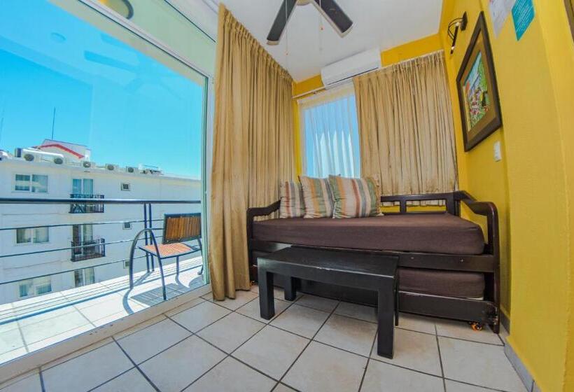 带一个卧室和一个阳台的海景公寓, Suites Nadia Puerto Vallarta