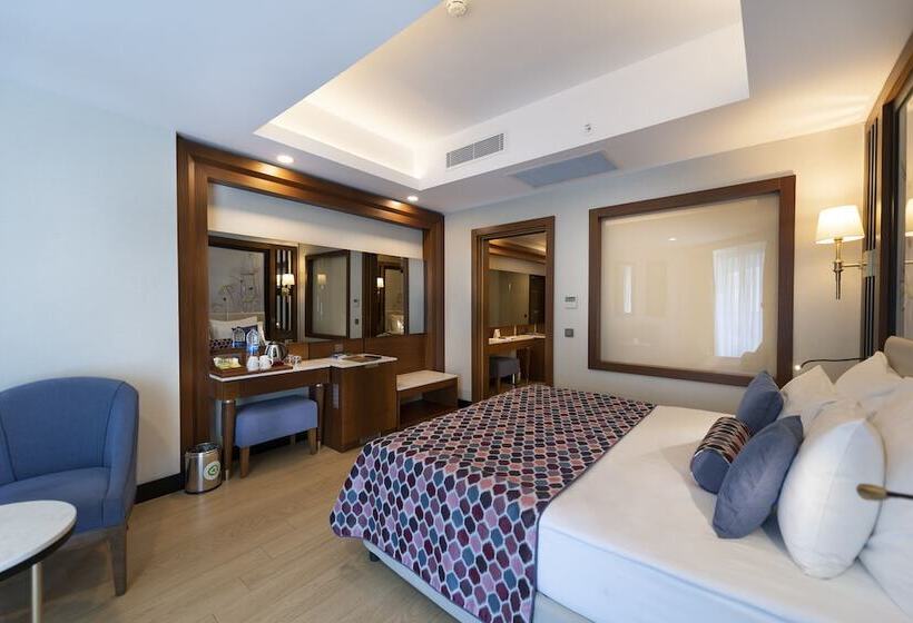 Quarto Familiar, Adalya Elite Lara