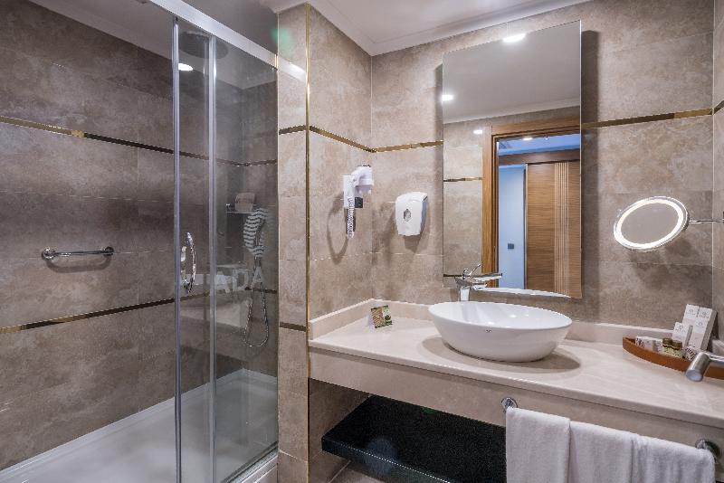 Quarto Familiar, Adalya Elite Lara